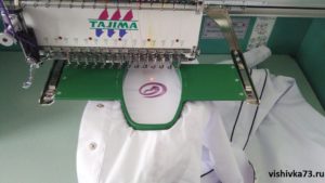 Процесс вышивки логотипа (фото)