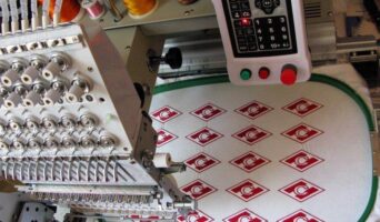 Вышивка логотипов на одежде и ткани